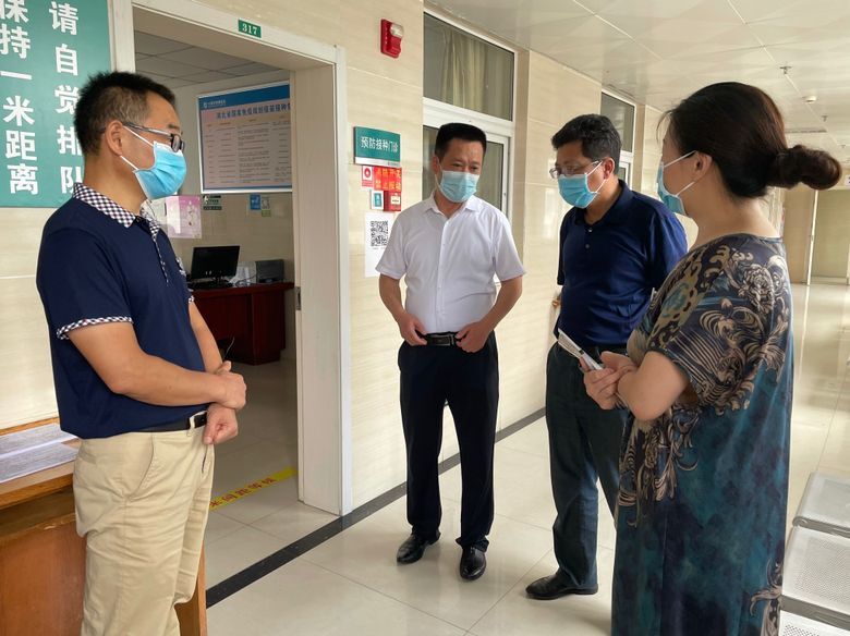 丹江口市卫健局局长王定强来院督导检查安全生产.jpg
