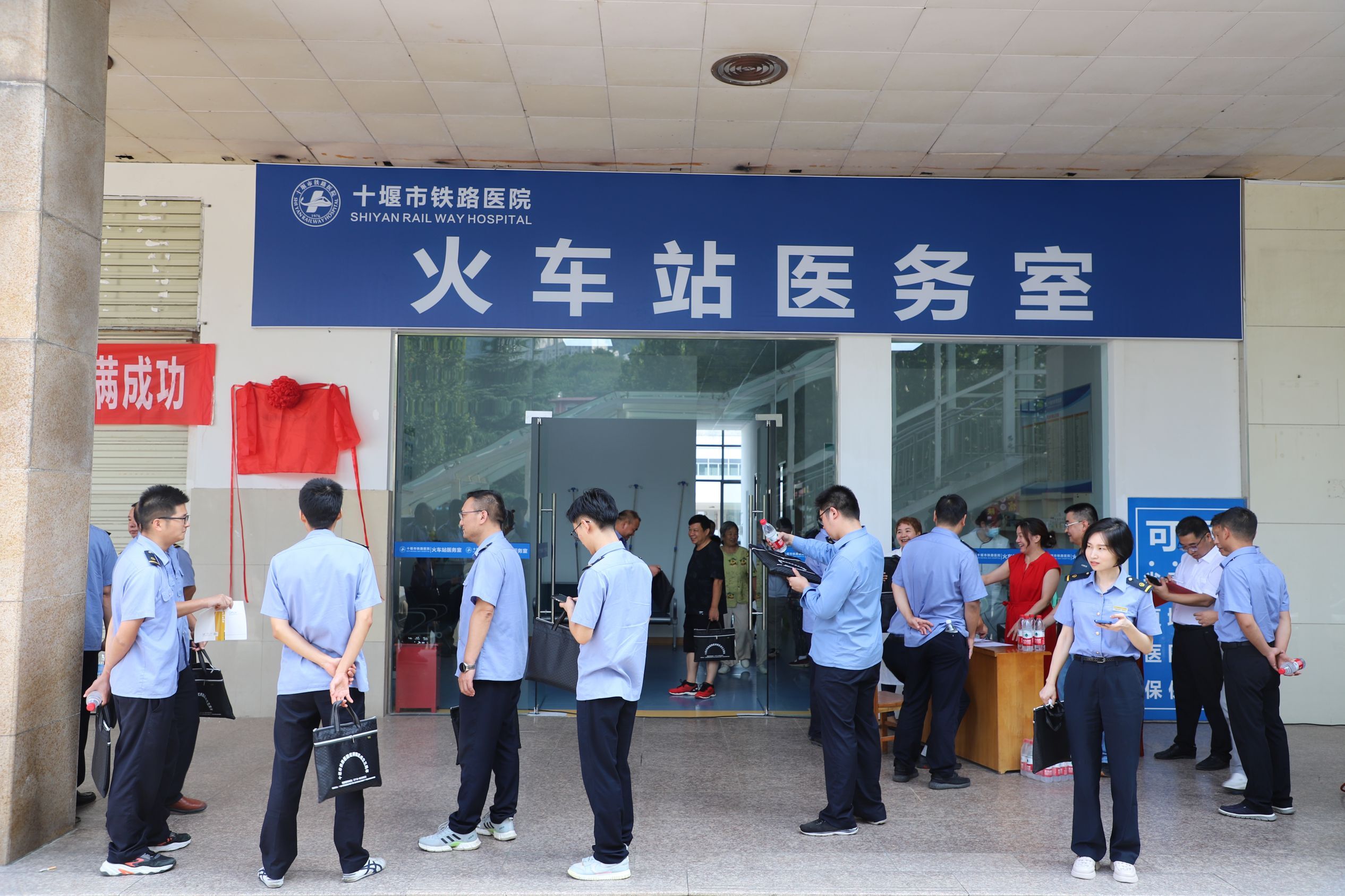 火车站门口大家观察.jpg