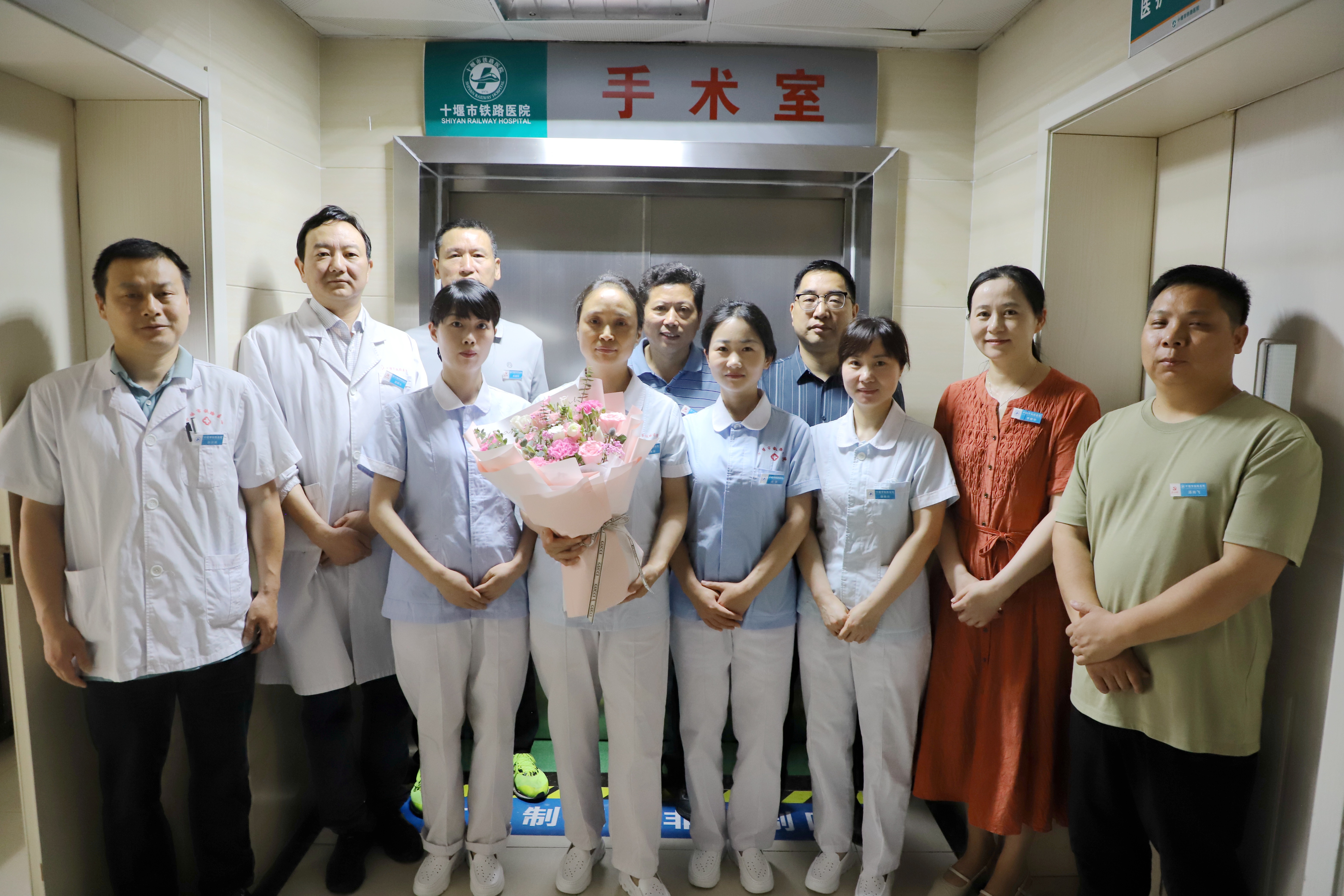 5、手术麻醉科合照(相机).JPG 5、手术麻醉科合照(相机).JPG